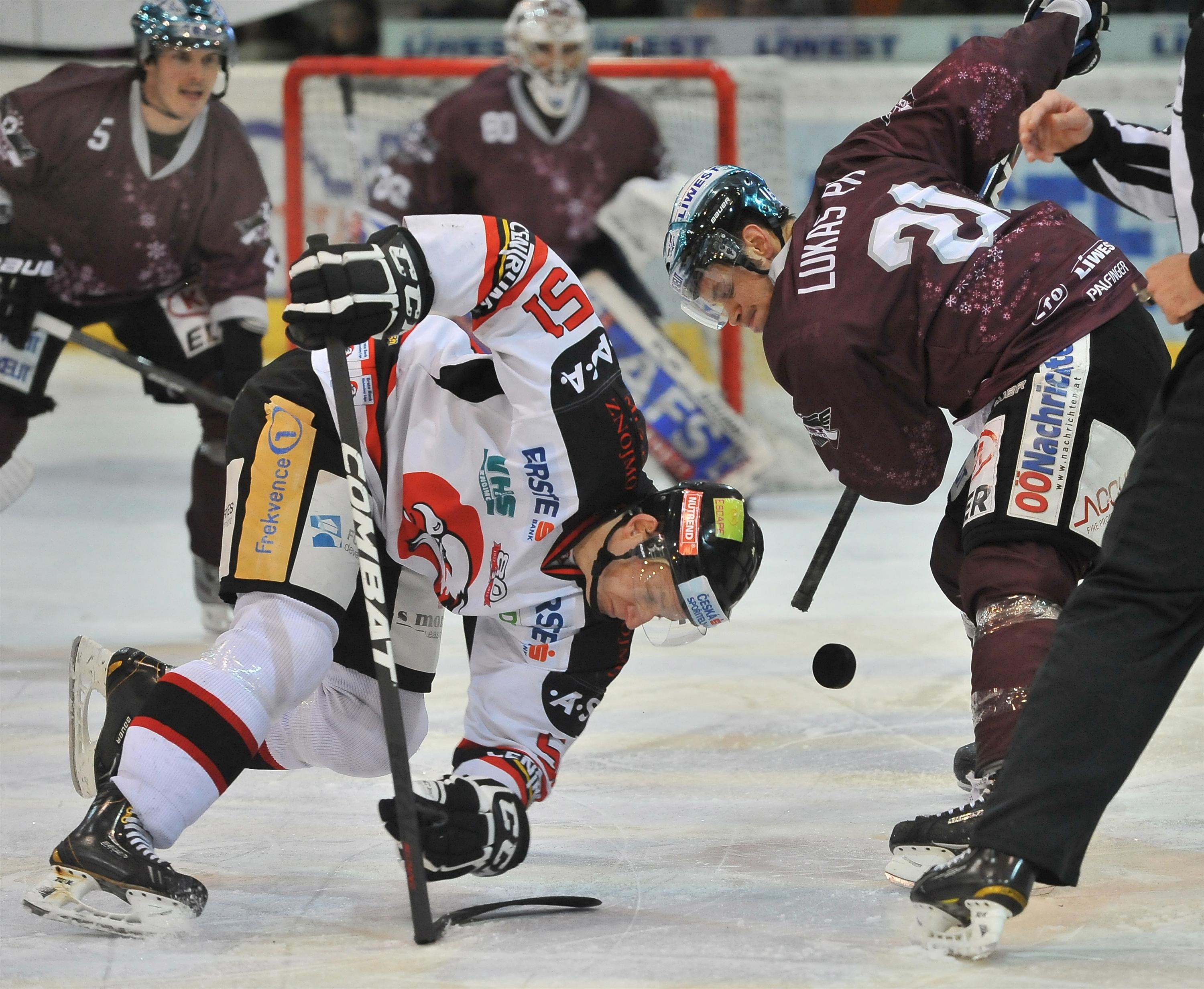 Eishockey-Black-Wings-Linz-vs-HC-Orli-Znojmo-23.12.2012-Philipp-Lukas-vs-Jan-Seda2