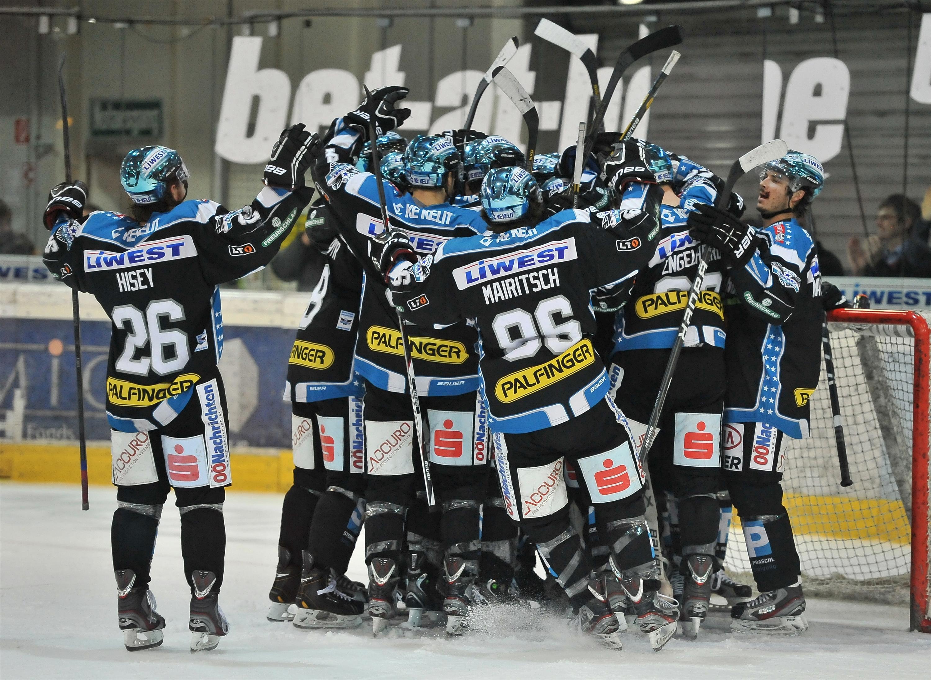 Eishockey Black Wings Linz vs VSV 10.03.2013 – Linzer Jubel nach Sieg